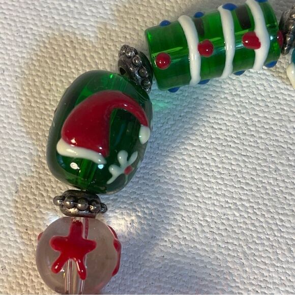 Christmas bracelet handmade lampworked glass beads stretchy bracelet - Picture 10 of 12